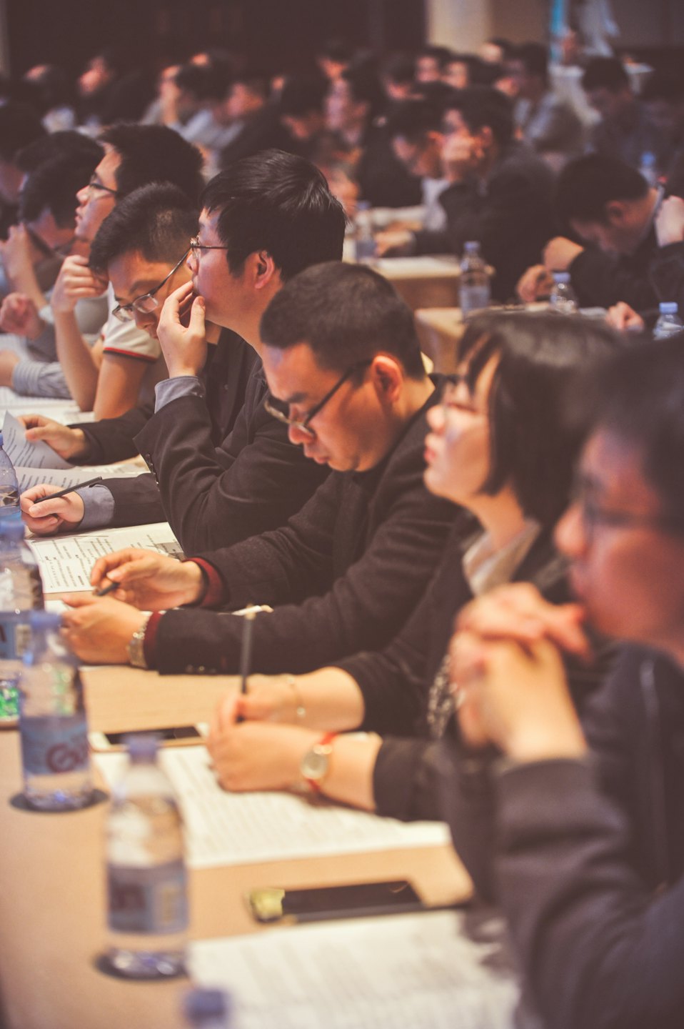 Professionisti che prendono appunti a un tavolo di conferenza aziendale.
